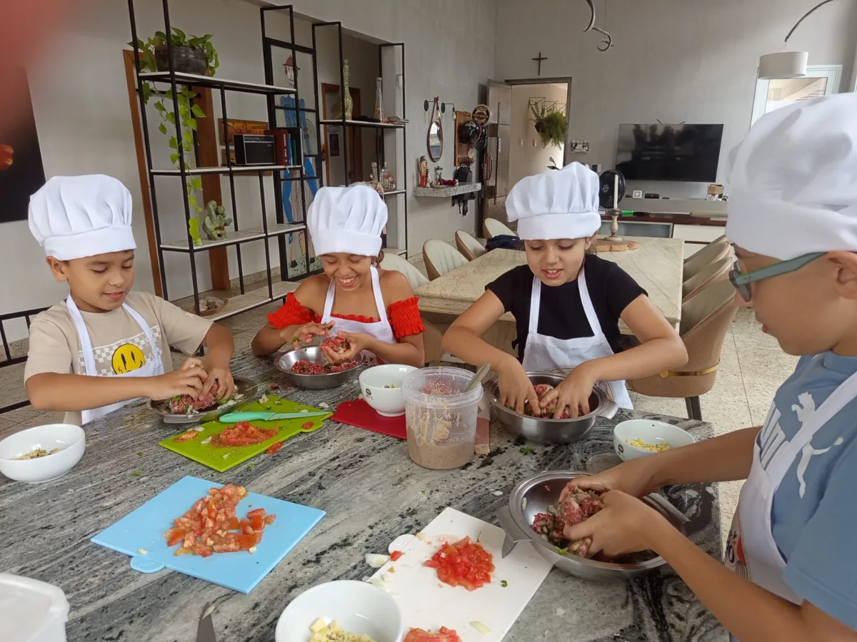Alunos da turma preparando uma receita juntos na bancada